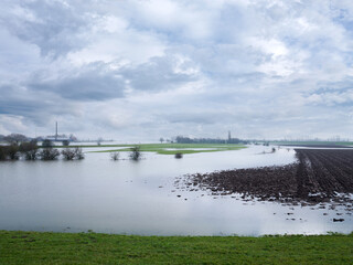 Rivier De Lek gezien vanaf de Lekbandijk bij Ravenswaaij in de verte de schoorsteen van Steenfabriek de Bosscherwaarden