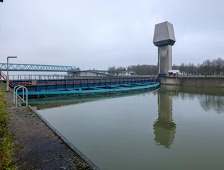 Fotobehang Het kanaalpeil tussen Ravenswaaij en Tiel was dusdanig hoog dat Rijkswaterstaat de hoogwaterkering Ravenswaaij in het Amsterdam-Rijnkanaal sloot.  © Holland-PhotostockNL