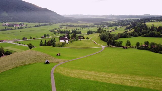 Almwiesen und Kappelkirche bei Unterammergau, Drohnenaufnahme