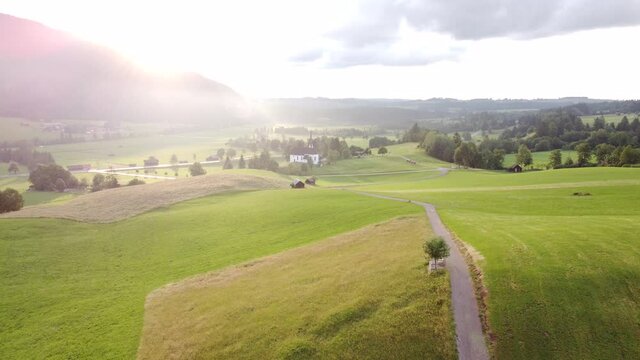 Almwiesen und Wallfahrtskirche Kappel bei Unterammergau, Drohnenaufnahme