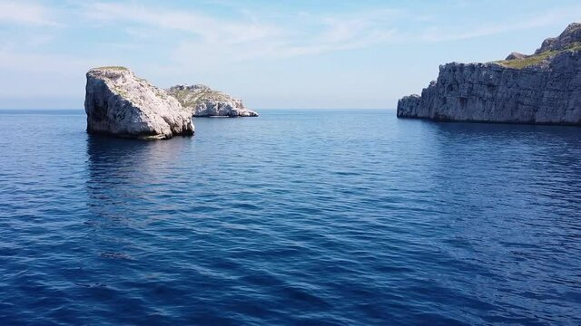 Calanques de Marseille en France, amis dans un bateau. Mer, falaises et rochers.