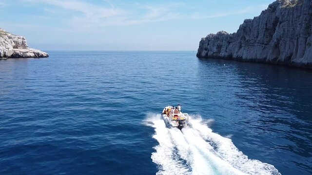 Calanques de Marseille en France, amis dans un bateau. Mer, falaises et rochers.