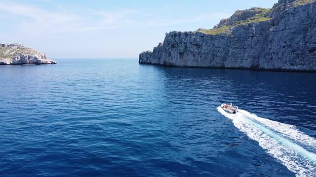 Calanques de Marseille en France, amis dans un bateau. Mer, falaises et rochers.