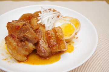 皿に盛った豚バラ肉の角煮