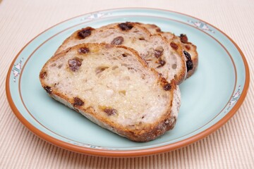 クルミとレーズンを練り込んだパン