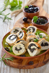 Leckere Scheiben aus Hähnchenroulade mit schwarzen Oliven und Petersilie als Fingerfood und Tapas - Slices of chicken roll stuffed with black olives and parsley and served as finger food or tapas