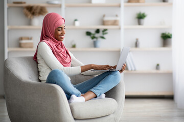 Obraz premium Remote Job. Black Muslim Lady In Hijab Working With Laptop At Home