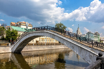 Naklejka premium Pedestrian bridge on the Sadovnicheskaya embankment in Moscow