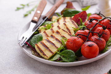 Vegetable salad with grilled halloumi cheese