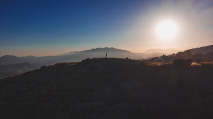 atardecer con montañas de fondo