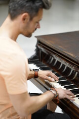tocando el piano
