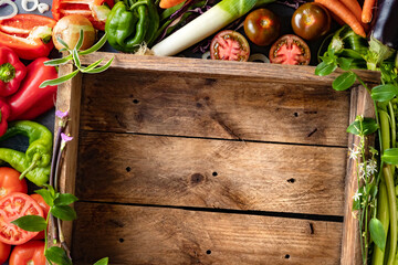 Fondo de comida vegetariana en una caja de madera. Fondo de alimentos saludables y concepto de...