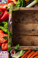Fondo de comida vegetariana en una caja de madera. Fondo de alimentos saludables y concepto de...