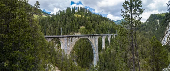 Afwasbaar behang Landwasserviaduct Het beroemde Wiesenerviaduct in het Landwassertal. Het is het hoogste viaduct in de Zwitserse Alpen.