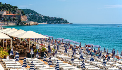 Sonnenschirm und Liege am Strand in Nice