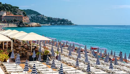 Papier Peint photo autocollant Nice Sonnenschirm und Liege am Strand in Nice