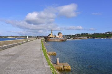 Sur le Sillon vers le cimetière à bateaux à Camaret-sur-Mer (29570), département du Finistère en région Bretagne, France