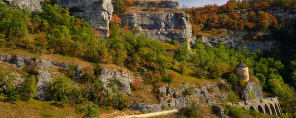 Panoramique la route dans les roches de Rocamadour (46500), département du Lot en région...