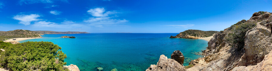 WIDOK NA KAMIENISTE WYBRZEŻE MORSKIE. WYSPA KRETA, GRECJA. 