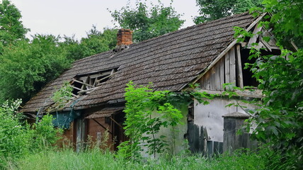 Fototapeta na wymiar stary dom z dziurą w dachu (Czarna Glina koło Ostrowca Świętokrzyskiego ) old house