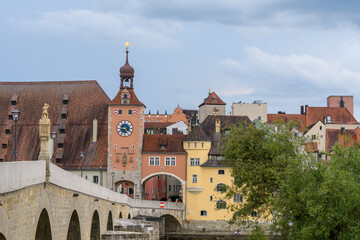 Blick von der Wölhrd auf steineren Brücke und Brückturm in Regensburg