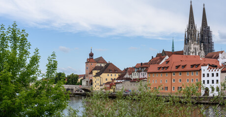 Regensburg historische, steinerne Brücke ,Dom und Brückturm im Sommer