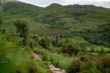 Naklejka premium Glenfinnan Viadukt Brücke in Schottland hinter Wanderweg