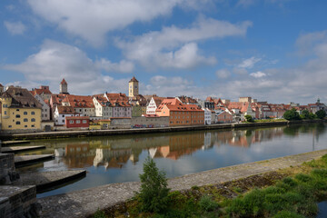Fototapeta na wymiar Blick von der Wöhrd auf Regensburg mit Ufer, Rathausturm, Fassaden und Donau