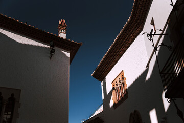 Detalle de un edificio histórico en el centro de Sitges con sombras en la fachada