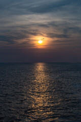 Naklejka premium sunset over the ocean. sunset landscape. The reflection of the sun on the ocean during the summer.