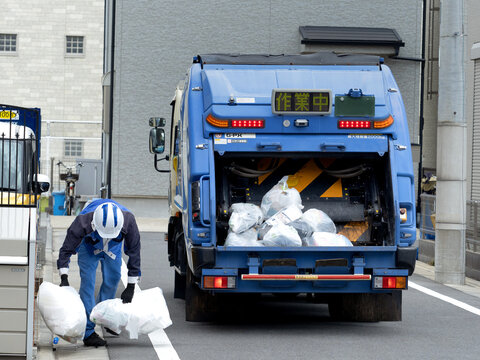 パッカー車によるゴミ収集　東京都