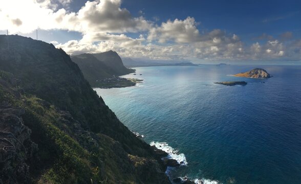 view from the sea from Oahu Lighthouse Trail © Elizabeth
