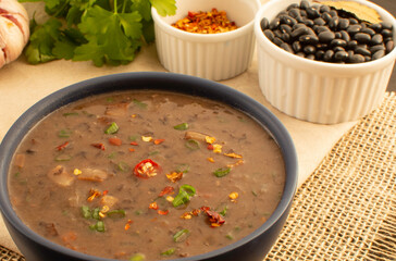 Sopa de feijão em uma tijela