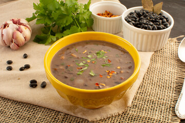 Sopa de feijão em uma tijela