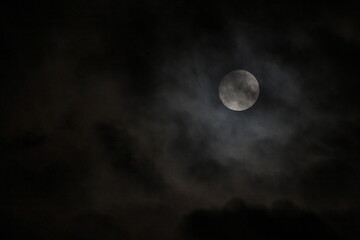 Naklejka na ściany i meble 曇った夜空の月イメージ４