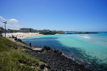 Obraz premium a beautiful seaside landscape with clear water, scenery around hamdeok beach