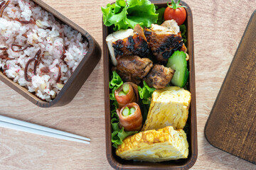 鶏のはちみつ焼き弁当(鶏肉のハチミツ焼き、アスパラベーコン巻、玉子焼き)（漆、木目、二段）