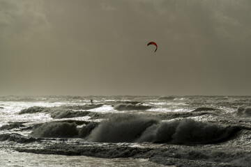 Kitesurfeurs en action par une journée orageuse