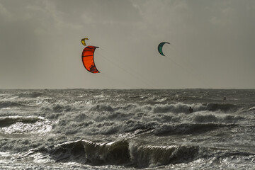 Kitesurfeurs en action par une journée orageuse