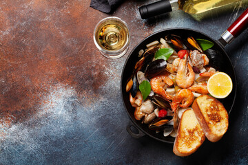 Mixed grilled seafood and white wine