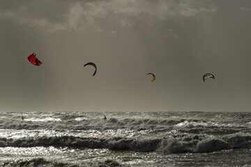 Kitesurfeurs en action par une journée orageuse