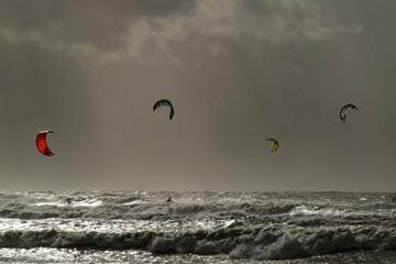 Kitesurfeurs en action par une journée orageuse