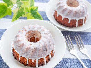 2つのクグロフケーキ