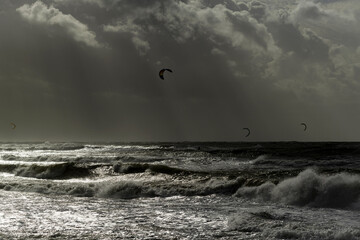 Kitesurfeurs en action par une journée orageuse