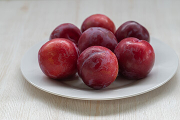 白い皿の上に乗ったプラム　素材