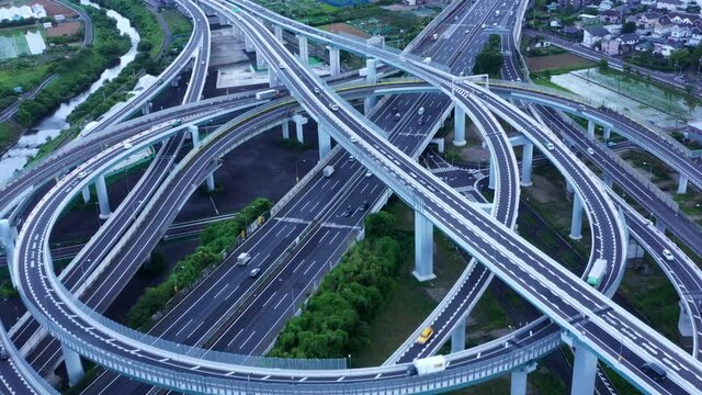 立体交差する高速道路のドローン撮影動画
