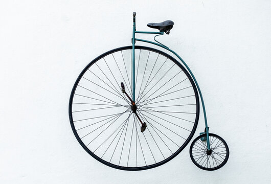 Velha bicicleta de rodas assim&eacute;tricas