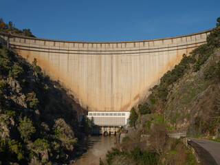 Un barrage vu d'en bas