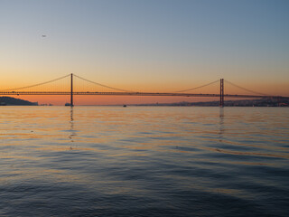 Pont suspendu à Lisbonne au coucher du soleil