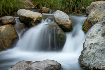 Naklejka na ściany i meble el rio fluye en la cascada con larga exposición